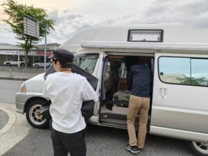 キャンピングカー積み込み