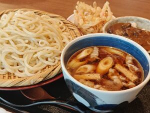 大盛りの肉汁うどん